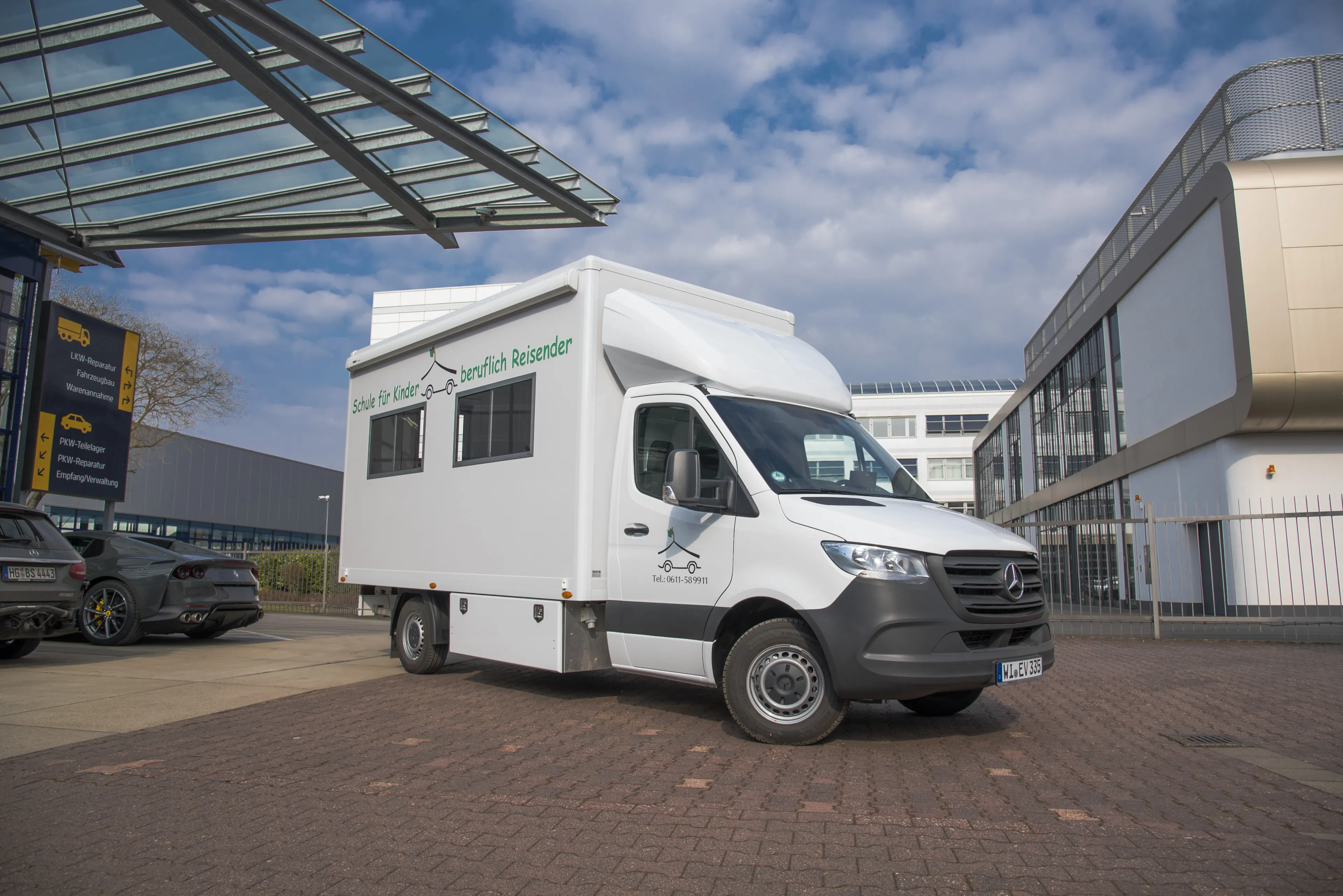 bild zeigt umgabauten Transporter zu einer mobilen Schule mit entsprechender Einrichtung