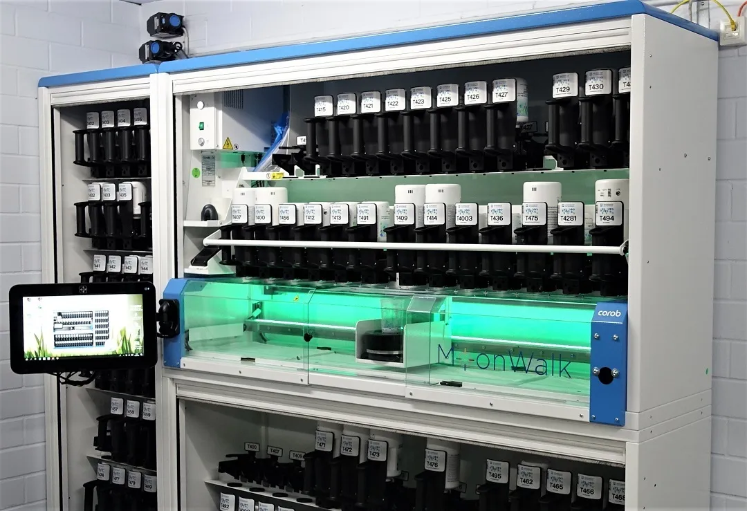 Bild zeigt die Farbenmischmaschine, mit der wir jeden Farbton mischen können.