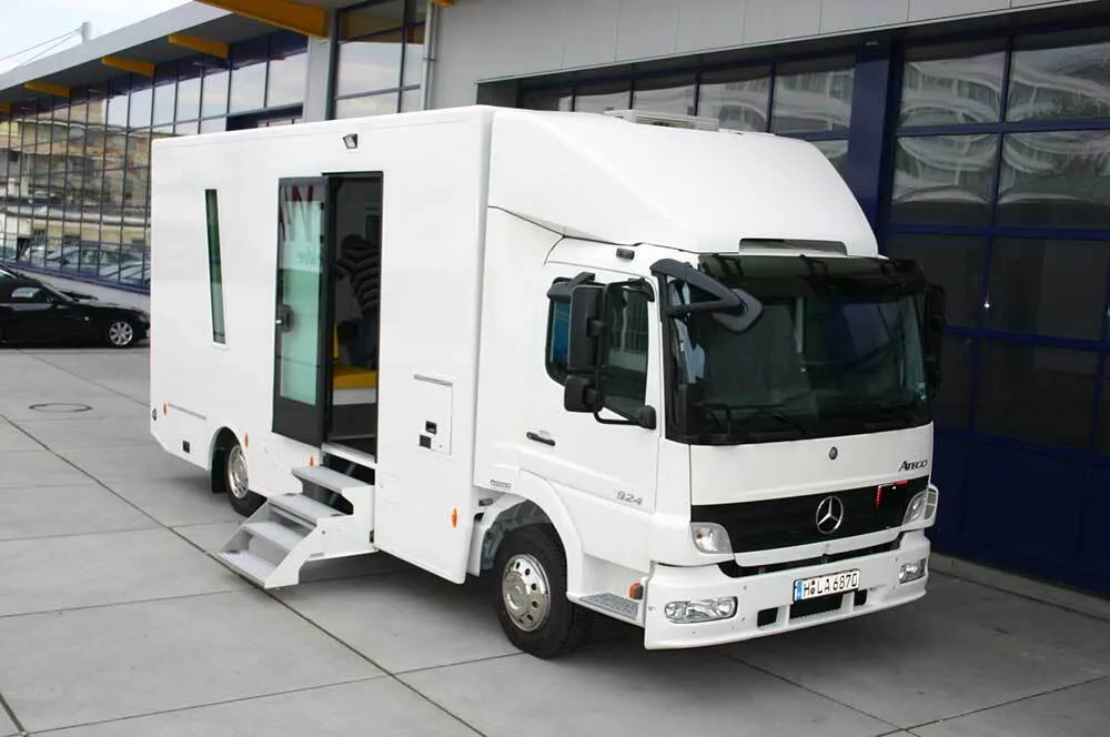 Infomobil mit seitlich ausklappbarer Treppe