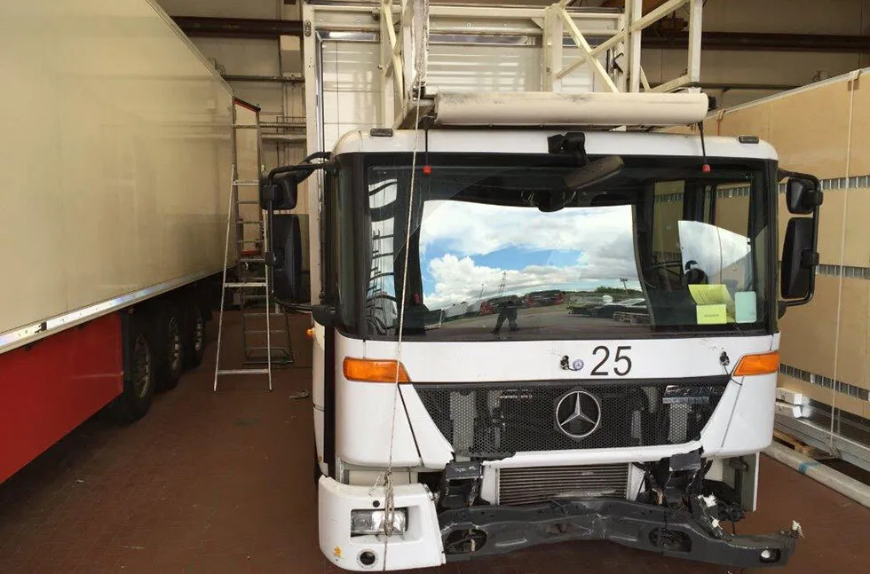 Bild zeigt LKW mit beschädigter Vorderschürze