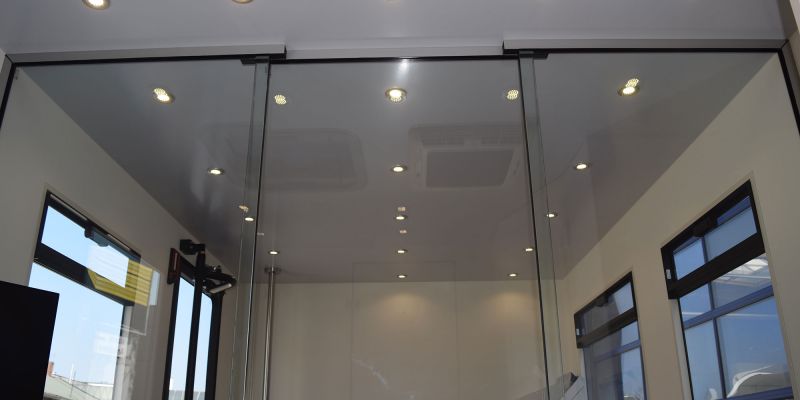 Fahrbare Filiale - Fahrzeug Innenausbau mit Glastrennwand
