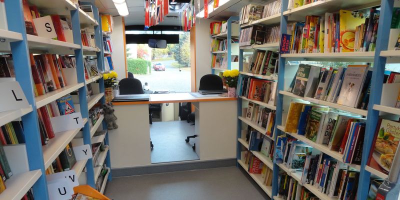 Mobile Bücherei - Fahrzeuginnenausbau mit Regalsystem